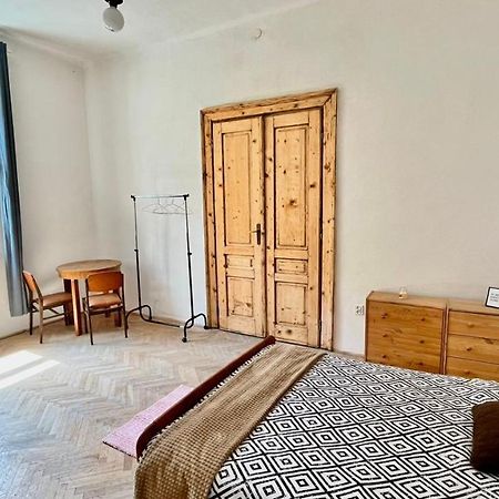 Nice Bedroom Near The Bus And Train Station Cracóvia Exterior foto
