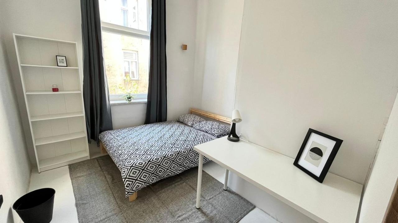 Nice Bedroom Near The Bus And Train Station Cracóvia Exterior foto
