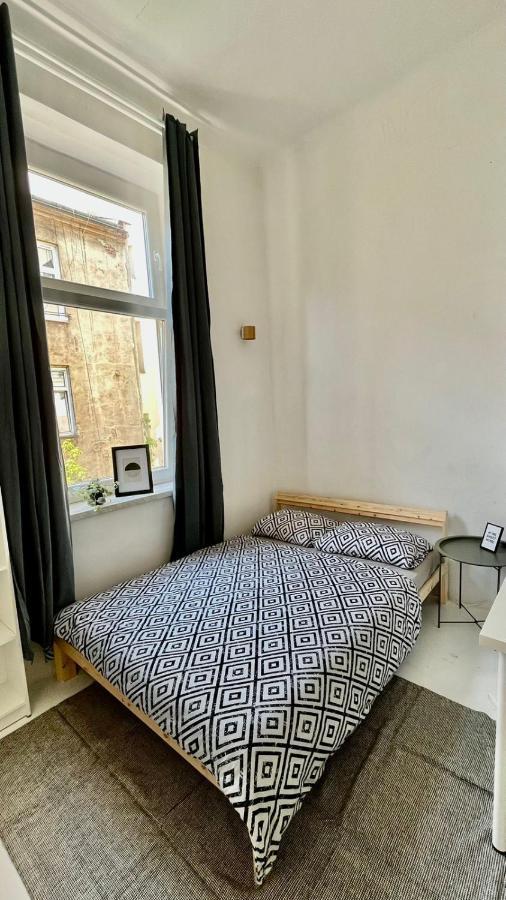 Nice Bedroom Near The Bus And Train Station Cracóvia Exterior foto