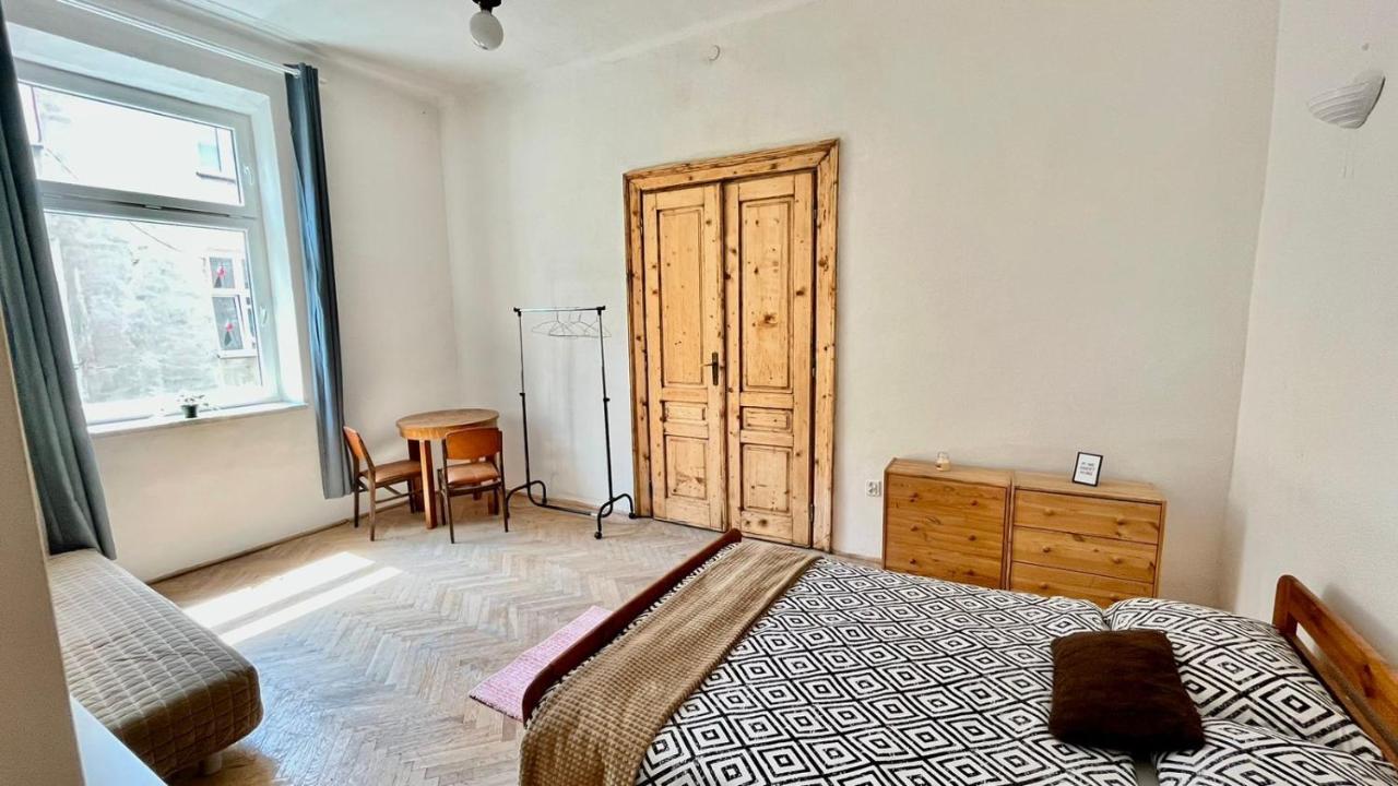 Nice Bedroom Near The Bus And Train Station Cracóvia Exterior foto