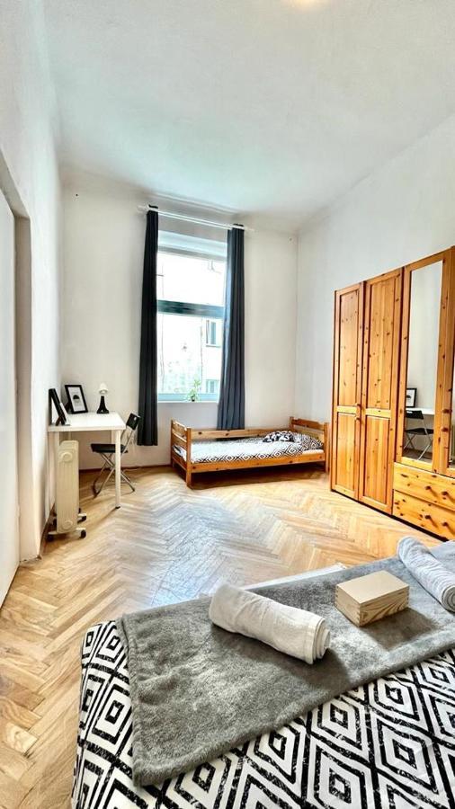 Nice Bedroom Near The Bus And Train Station Cracóvia Exterior foto